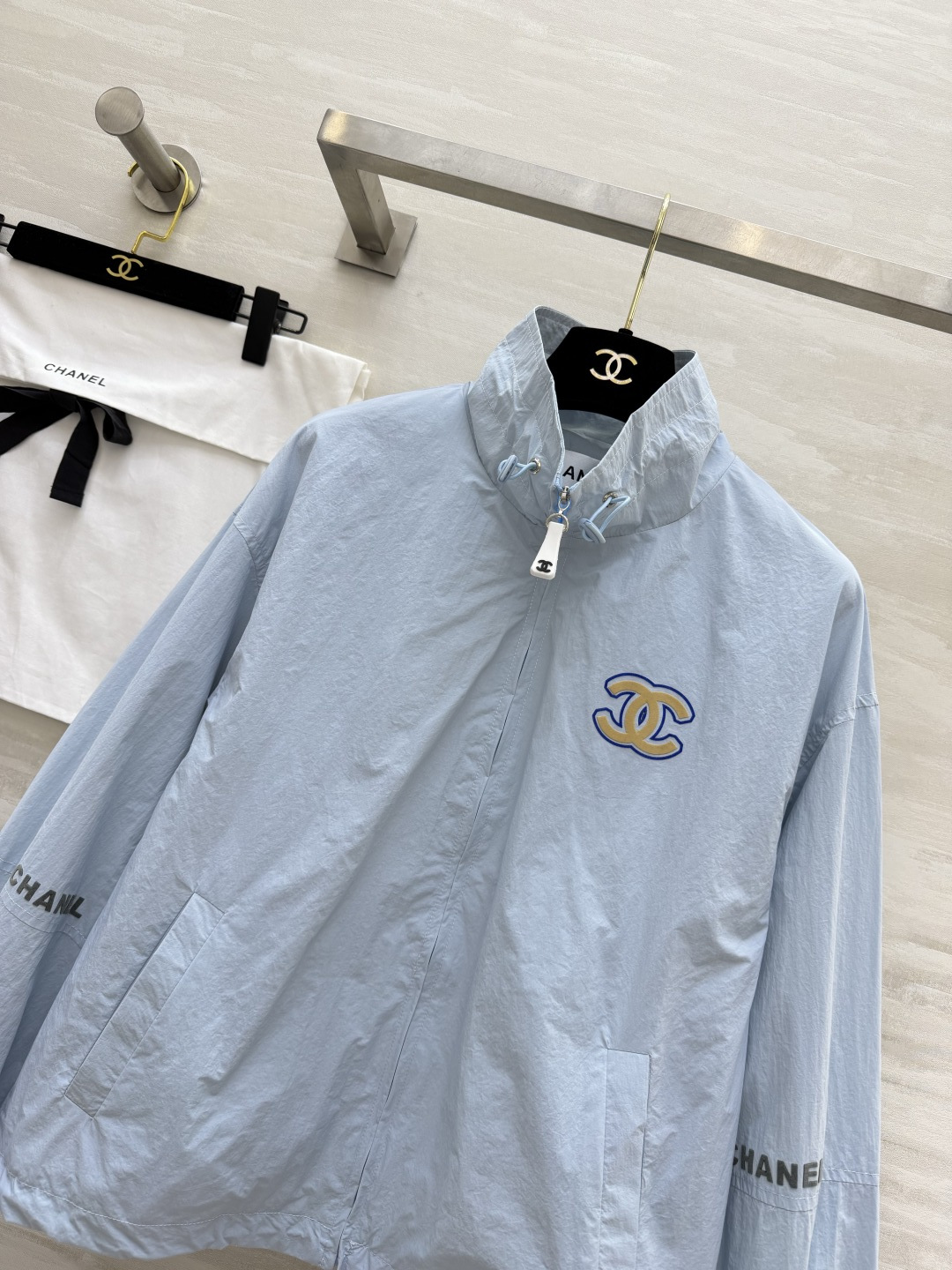 #Chane♡²⁶ss防晒冲锋衣 经典立领 宽松落肩版型 胸口金色双C刺绣低调显贵 logo字母植绒印花