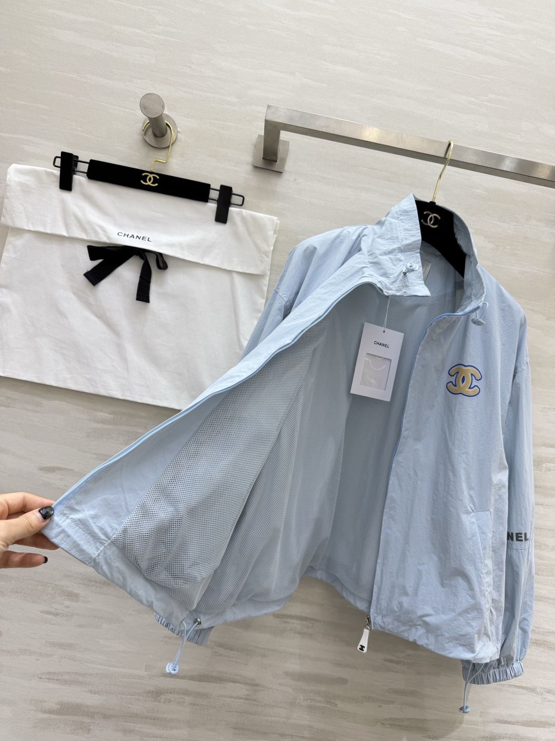 #Chane♡²⁶ss防晒冲锋衣 经典立领 宽松落肩版型 胸口金色双C刺绣低调显贵 logo字母植绒印花