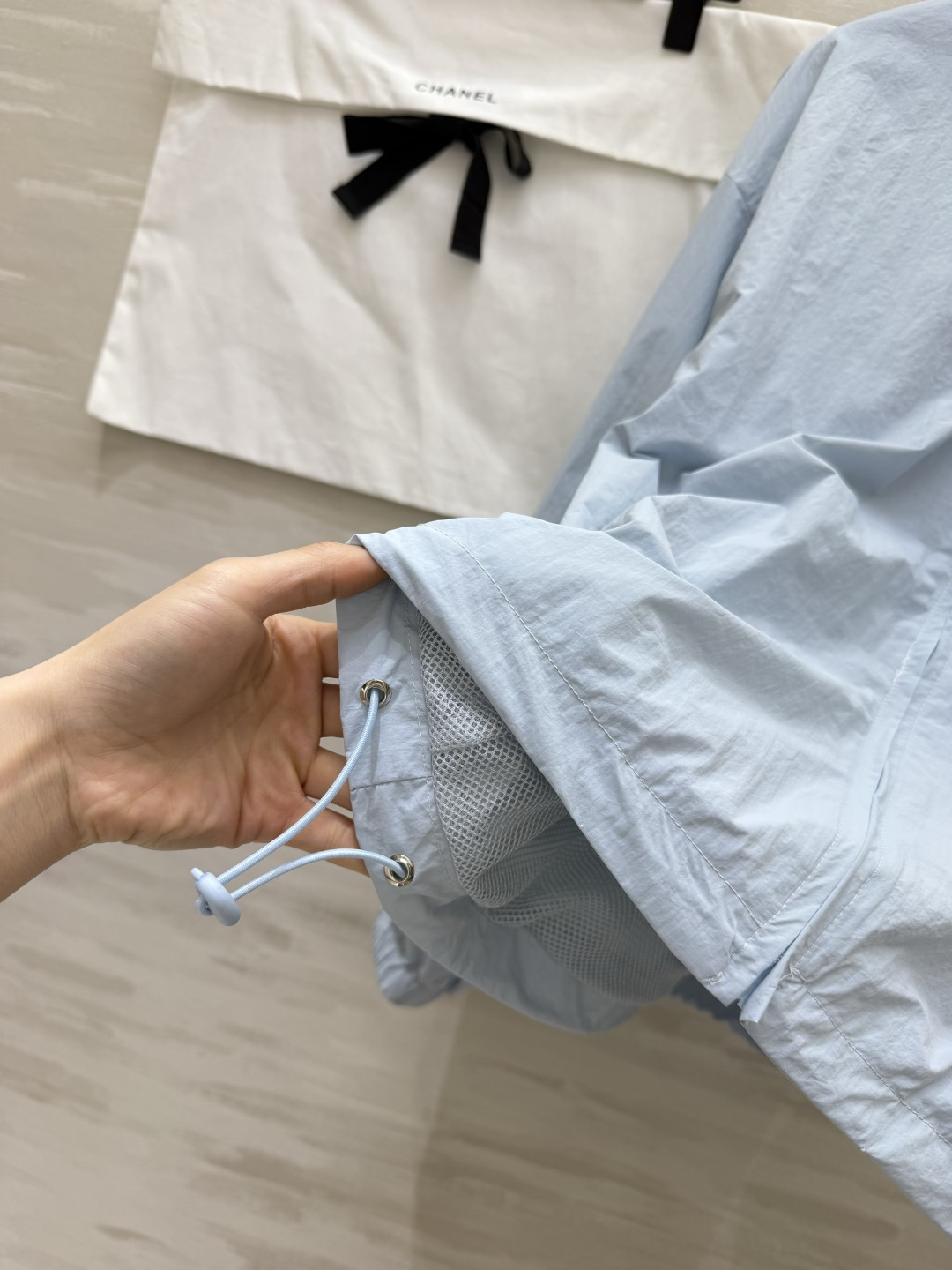 #Chane♡²⁶ss防晒冲锋衣 经典立领 宽松落肩版型 胸口金色双C刺绣低调显贵 logo字母植绒印花