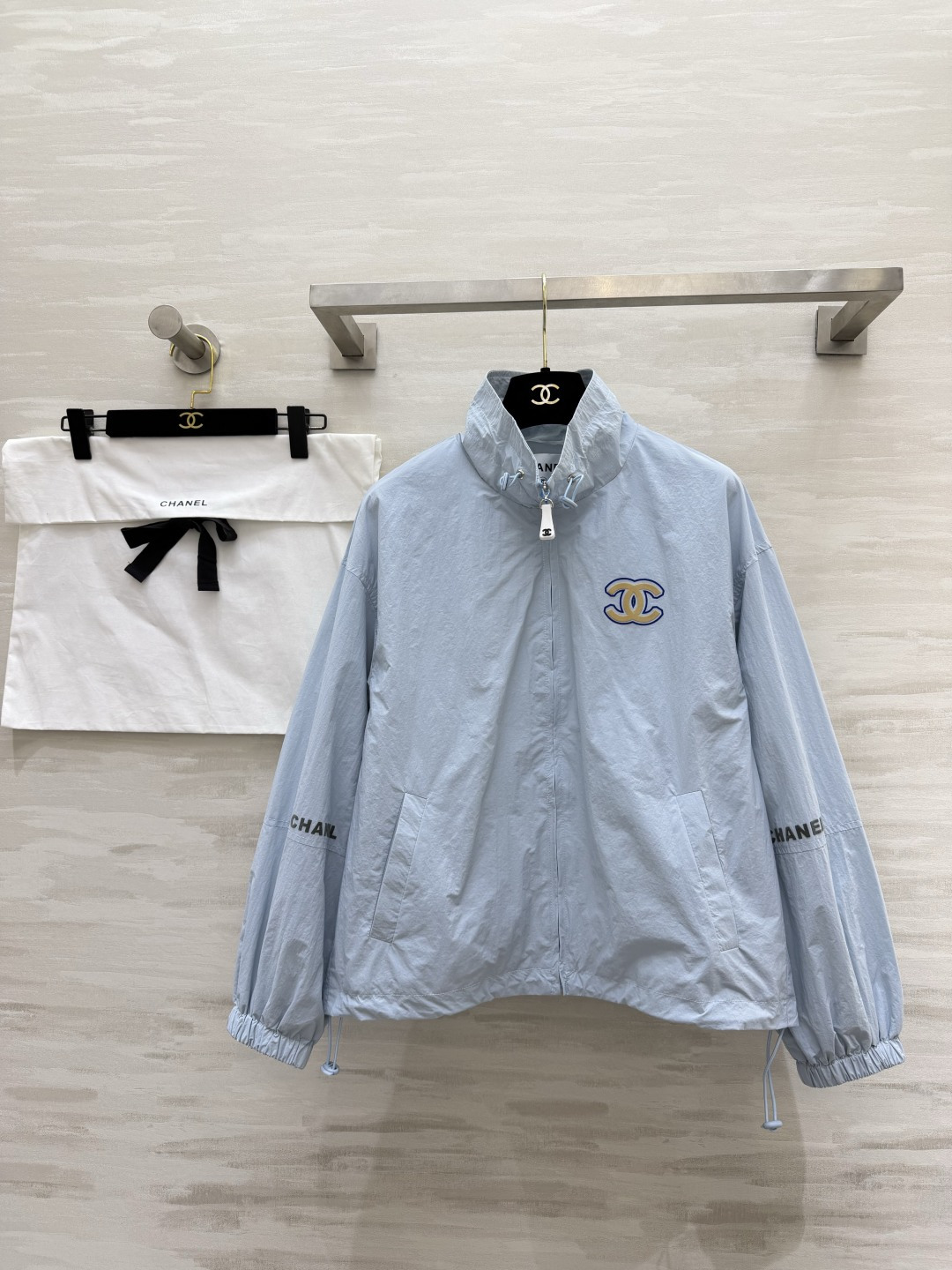 #Chane♡²⁶ss防晒冲锋衣 经典立领 宽松落肩版型 胸口金色双C刺绣低调显贵 logo字母植绒印花