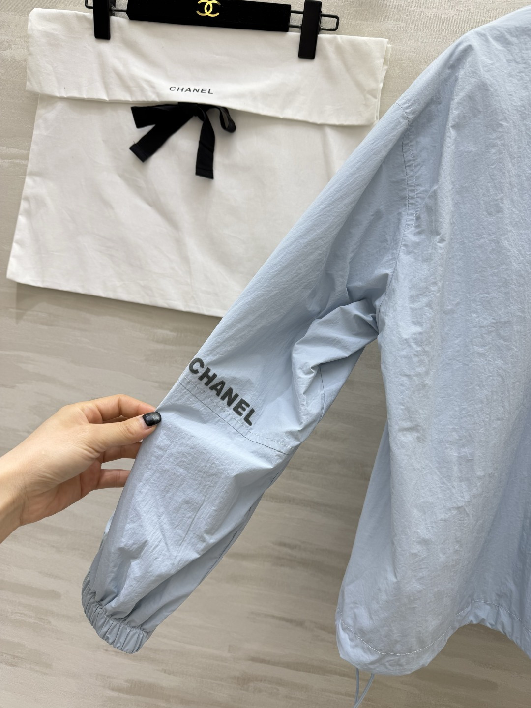 #Chane♡²⁶ss防晒冲锋衣 经典立领 宽松落肩版型 胸口金色双C刺绣低调显贵 logo字母植绒印花