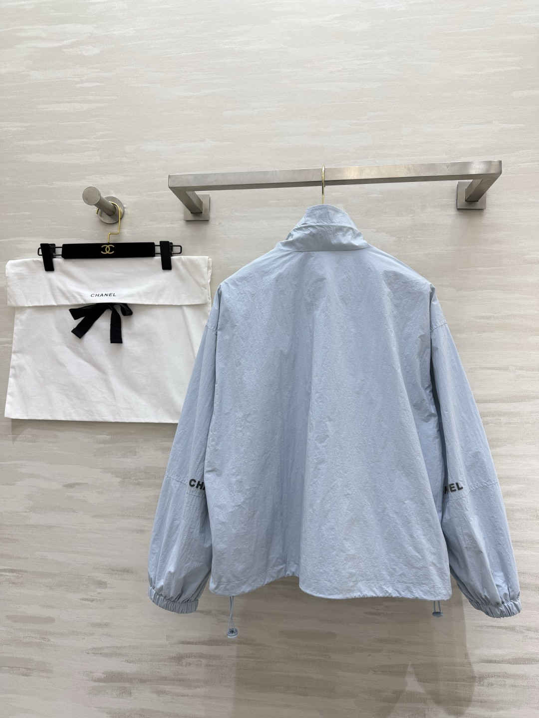 #Chane♡²⁶ss防晒冲锋衣 经典立领 宽松落肩版型 胸口金色双C刺绣低调显贵 logo字母植绒印花
