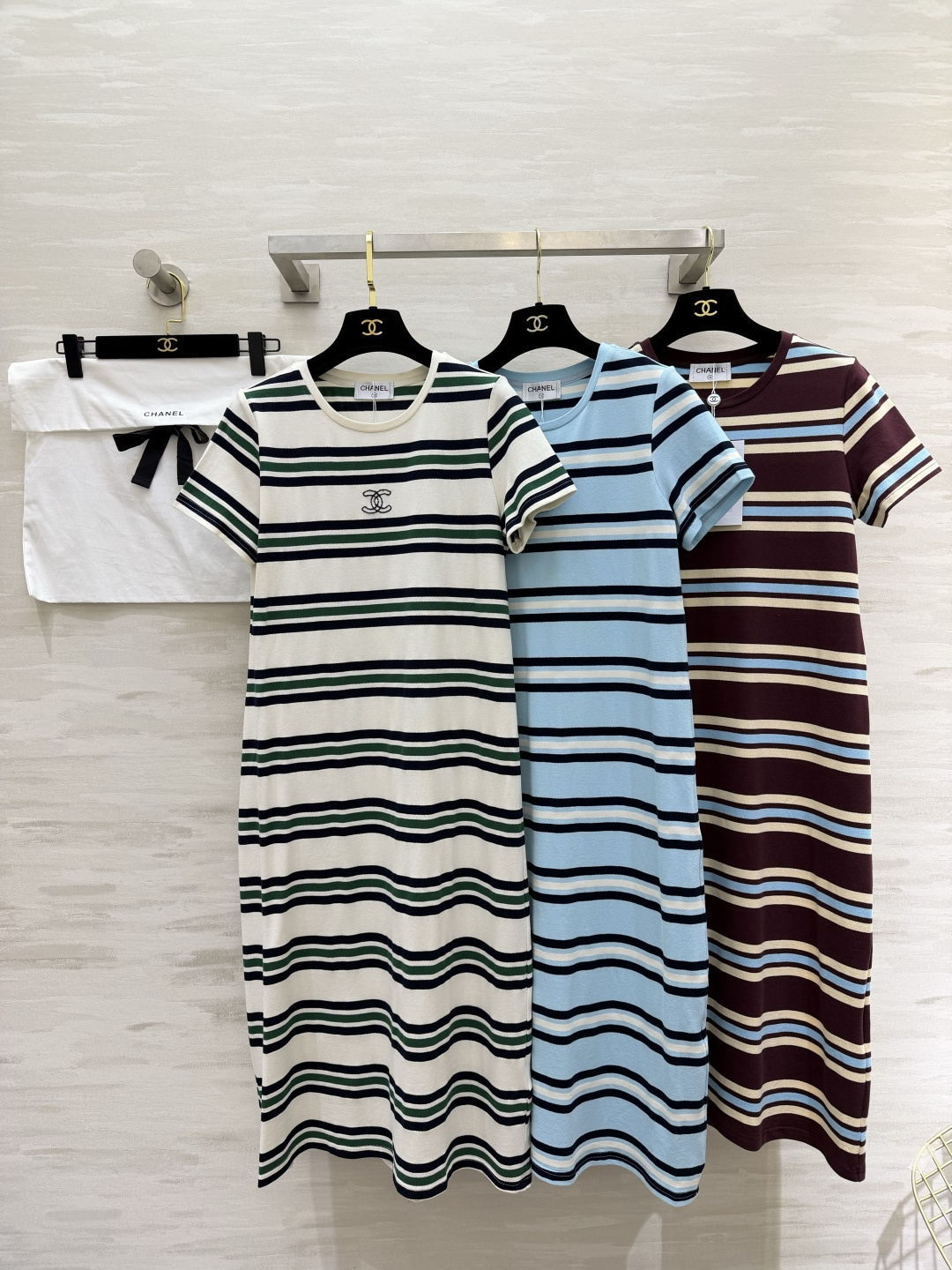 #Chane♡²⁶条纹T恤裙 懒人出门的高级感密码✨经典圆领 直筒H型剪裁 不挑身材！小双C刺绣低调显贵