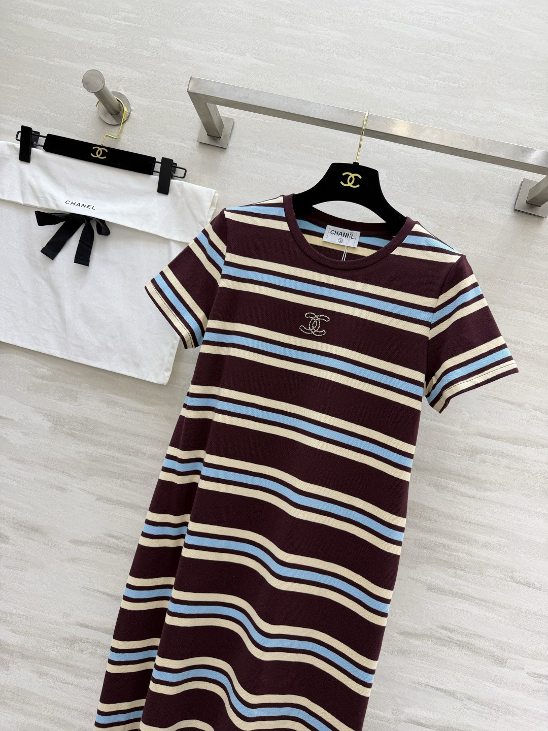 #Chane♡²⁶条纹T恤裙 懒人出门的高级感密码✨经典圆领 直筒H型剪裁 不挑身材！小双C刺绣低调显贵