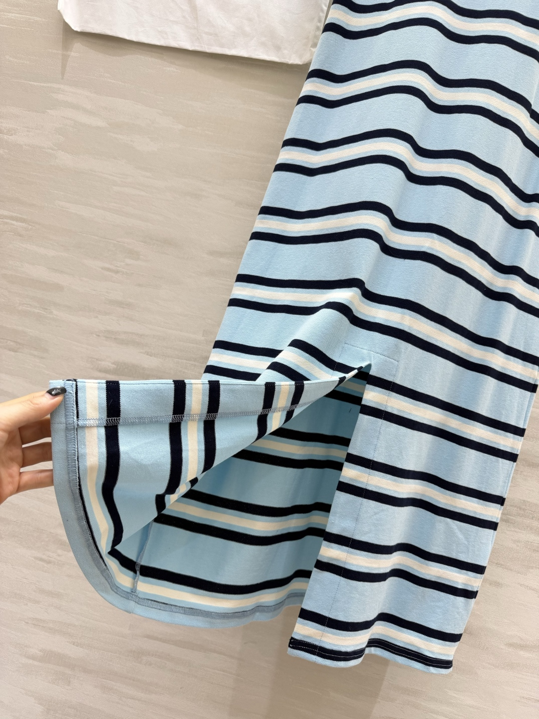 #Chane♡²⁶条纹T恤裙 懒人出门的高级感密码✨经典圆领 直筒H型剪裁 不挑身材！小双C刺绣低调显贵