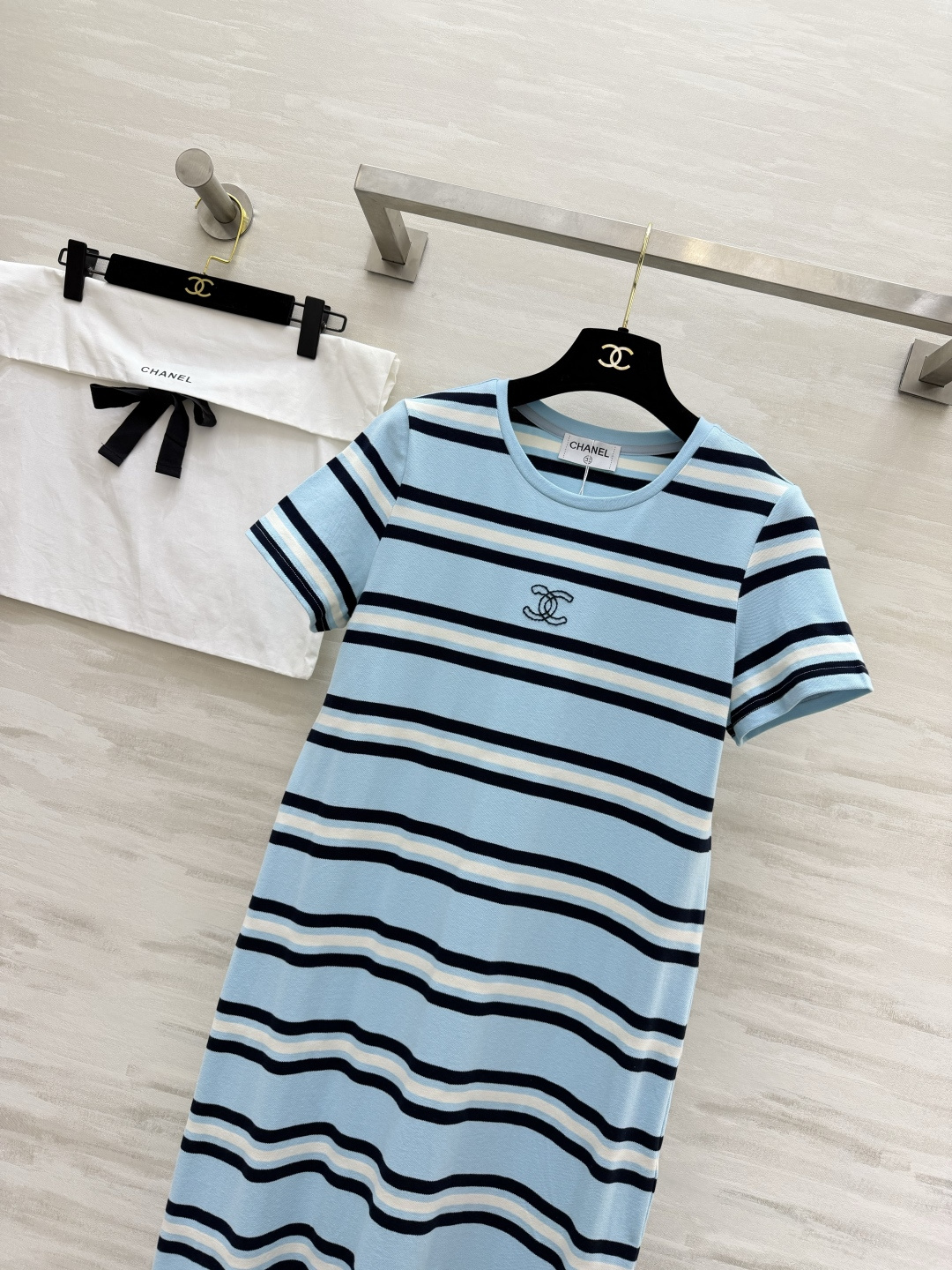 #Chane♡²⁶条纹T恤裙 懒人出门的高级感密码✨经典圆领 直筒H型剪裁 不挑身材！小双C刺绣低调显贵