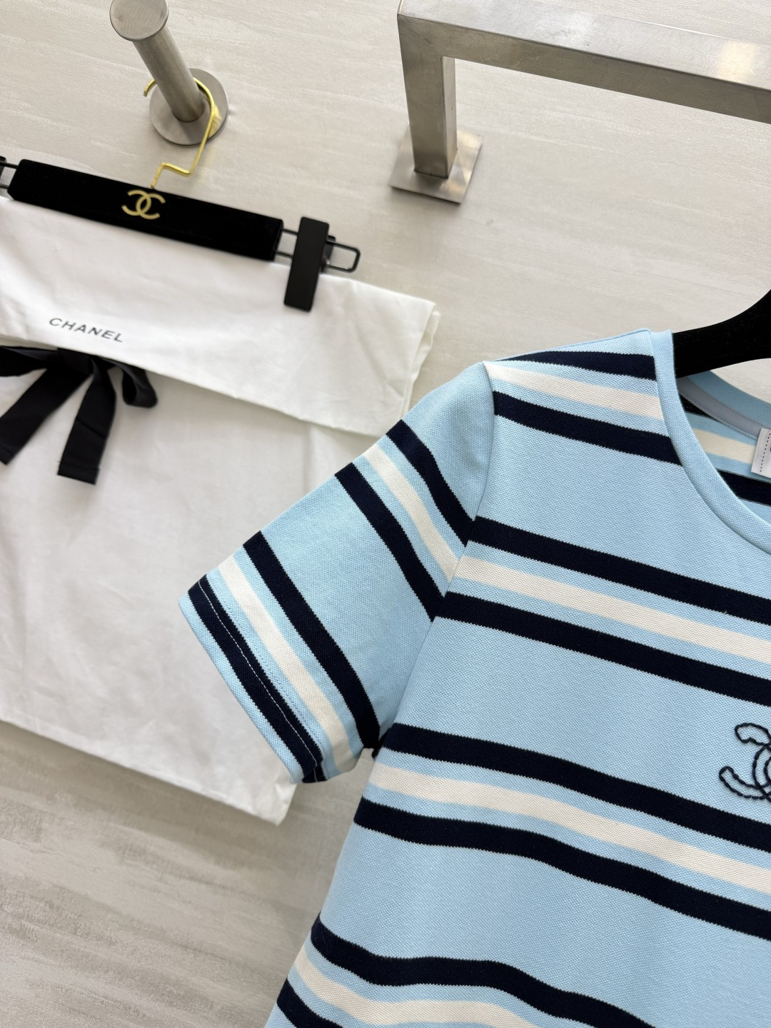 #Chane♡²⁶条纹T恤裙 懒人出门的高级感密码✨经典圆领 直筒H型剪裁 不挑身材！小双C刺绣低调显贵
