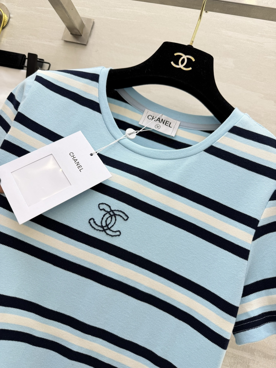 #Chane♡²⁶条纹T恤裙 懒人出门的高级感密码✨经典圆领 直筒H型剪裁 不挑身材！小双C刺绣低调显贵