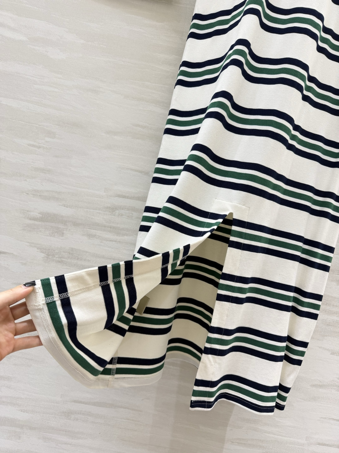 #Chane♡²⁶条纹T恤裙 懒人出门的高级感密码✨经典圆领 直筒H型剪裁 不挑身材！小双C刺绣低调显贵