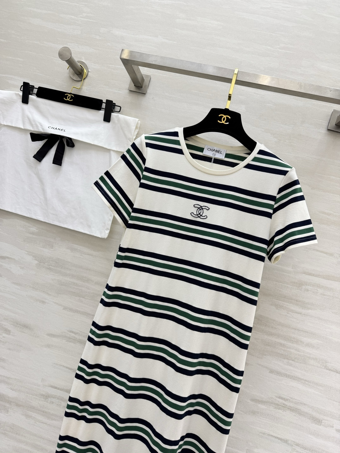 #Chane♡²⁶条纹T恤裙 懒人出门的高级感密码✨经典圆领 直筒H型剪裁 不挑身材！小双C刺绣低调显贵