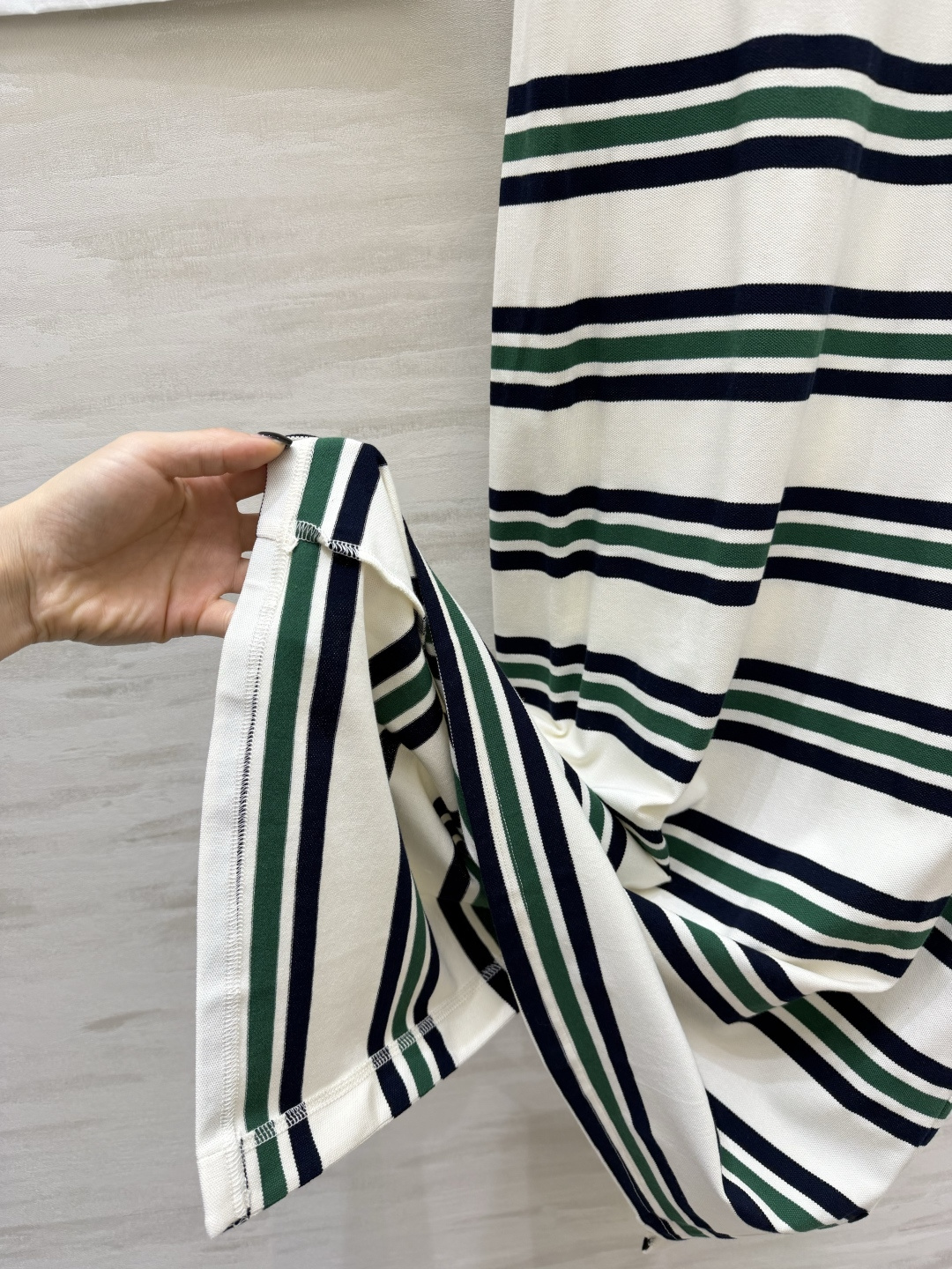 #Chane♡²⁶条纹T恤裙 懒人出门的高级感密码✨经典圆领 直筒H型剪裁 不挑身材！小双C刺绣低调显贵