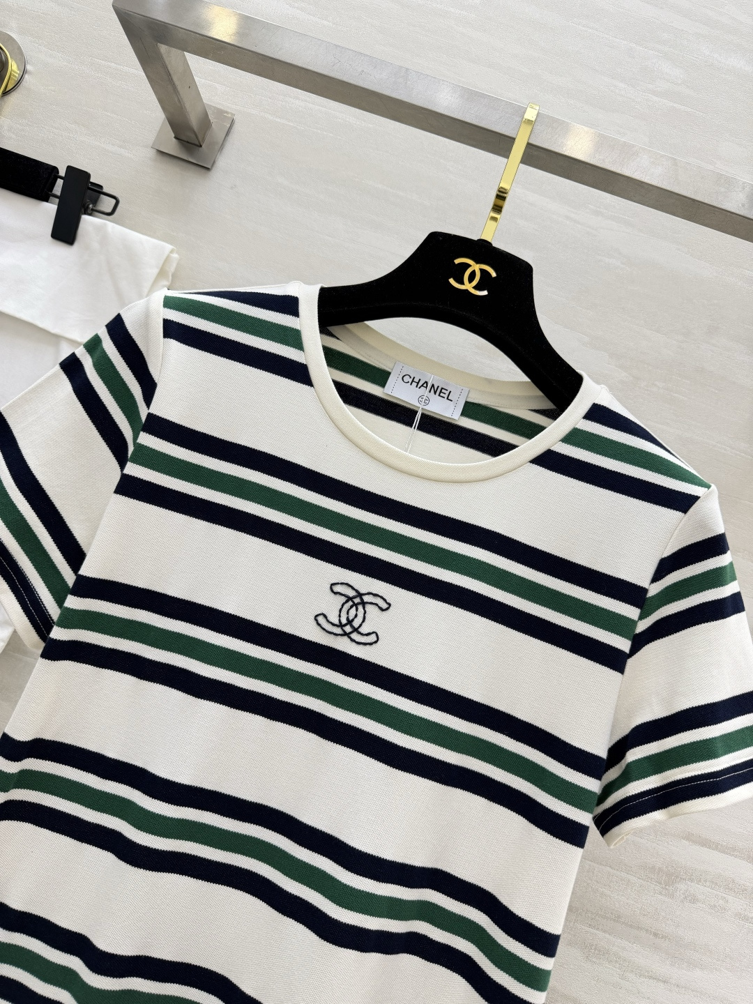 #Chane♡²⁶条纹T恤裙 懒人出门的高级感密码✨经典圆领 直筒H型剪裁 不挑身材！小双C刺绣低调显贵
