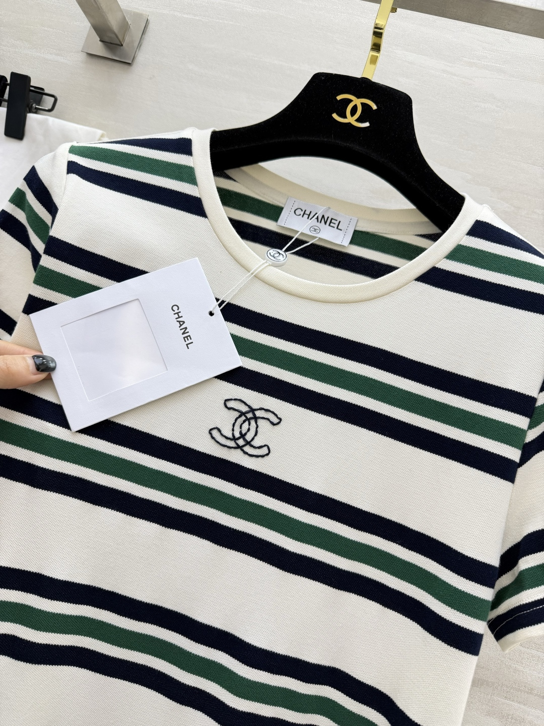 #Chane♡²⁶条纹T恤裙 懒人出门的高级感密码✨经典圆领 直筒H型剪裁 不挑身材！小双C刺绣低调显贵