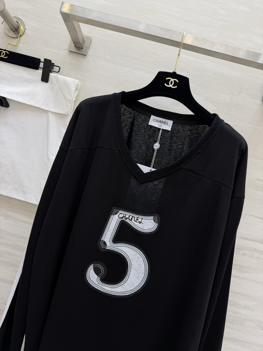 #Chane♡²⁶5号V领长袖 慵懒高级感拉满 经典双C标 标志性数字5 把品牌DNA直接拉满！V领设计