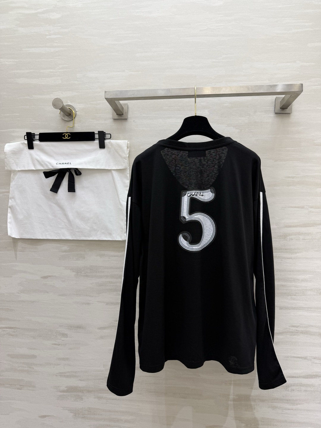 #Chane♡²⁶5号V领长袖 慵懒高级感拉满 经典双C标 标志性数字5 把品牌DNA直接拉满！V领设计