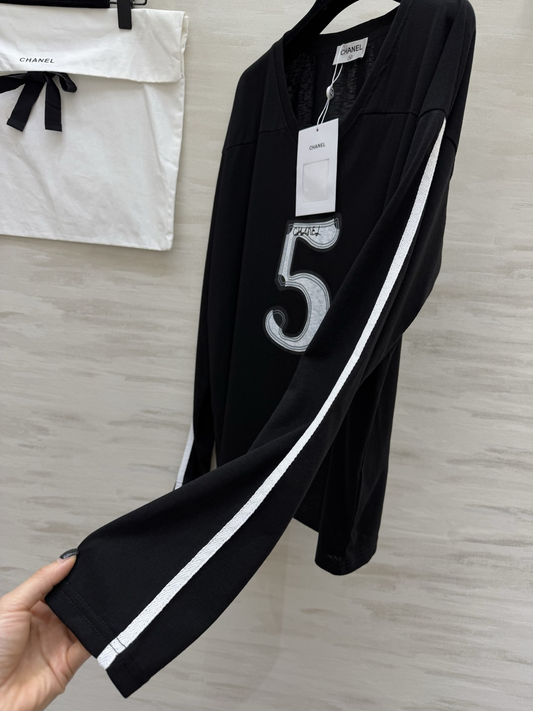 #Chane♡²⁶5号V领长袖 慵懒高级感拉满 经典双C标 标志性数字5 把品牌DNA直接拉满！V领设计