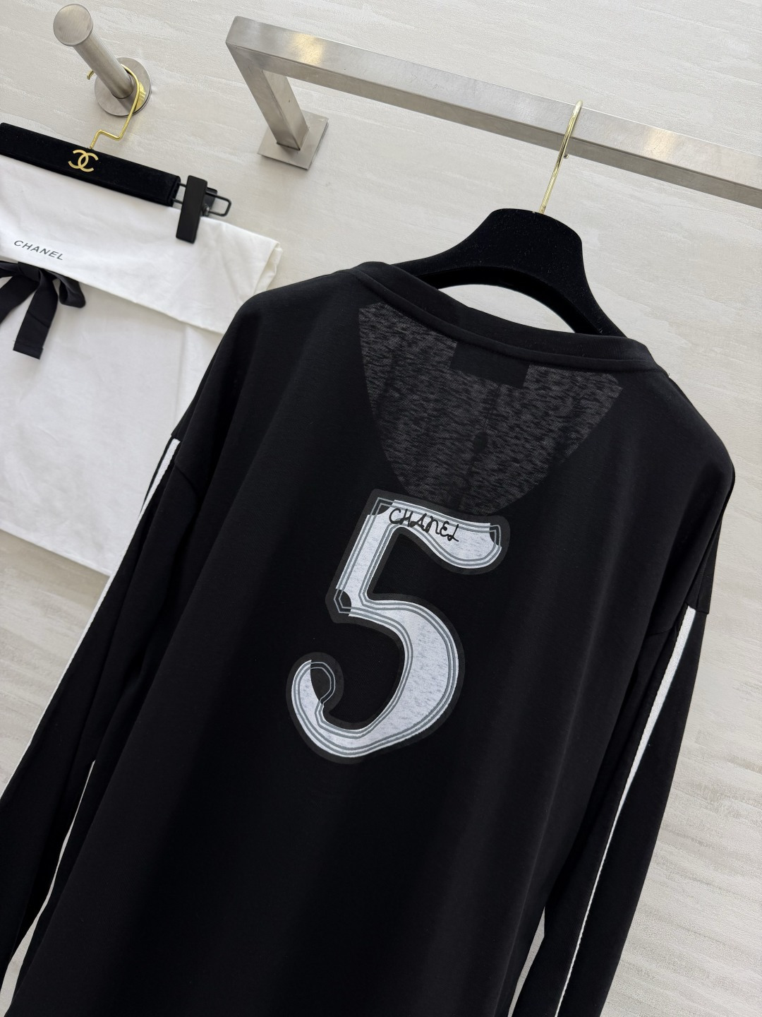 #Chane♡²⁶5号V领长袖 慵懒高级感拉满 经典双C标 标志性数字5 把品牌DNA直接拉满！V领设计