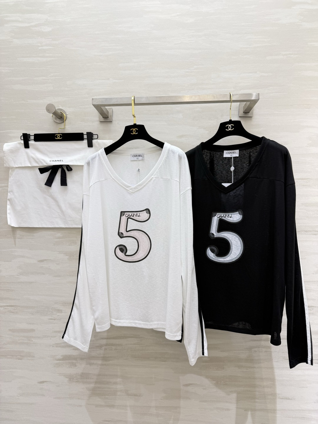 #Chane♡²⁶5号V领长袖 慵懒高级感拉满 经典双C标 标志性数字5 把品牌DNA直接拉满！V领设计