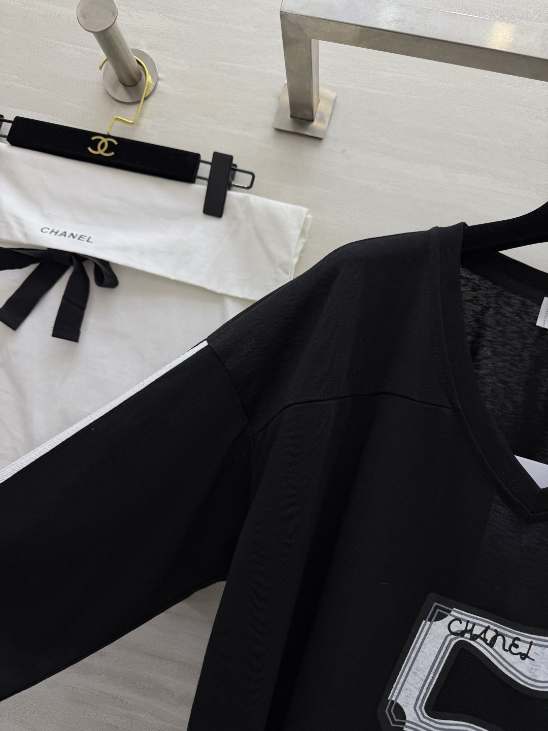 #Chane♡²⁶5号V领长袖 慵懒高级感拉满 经典双C标 标志性数字5 把品牌DNA直接拉满！V领设计