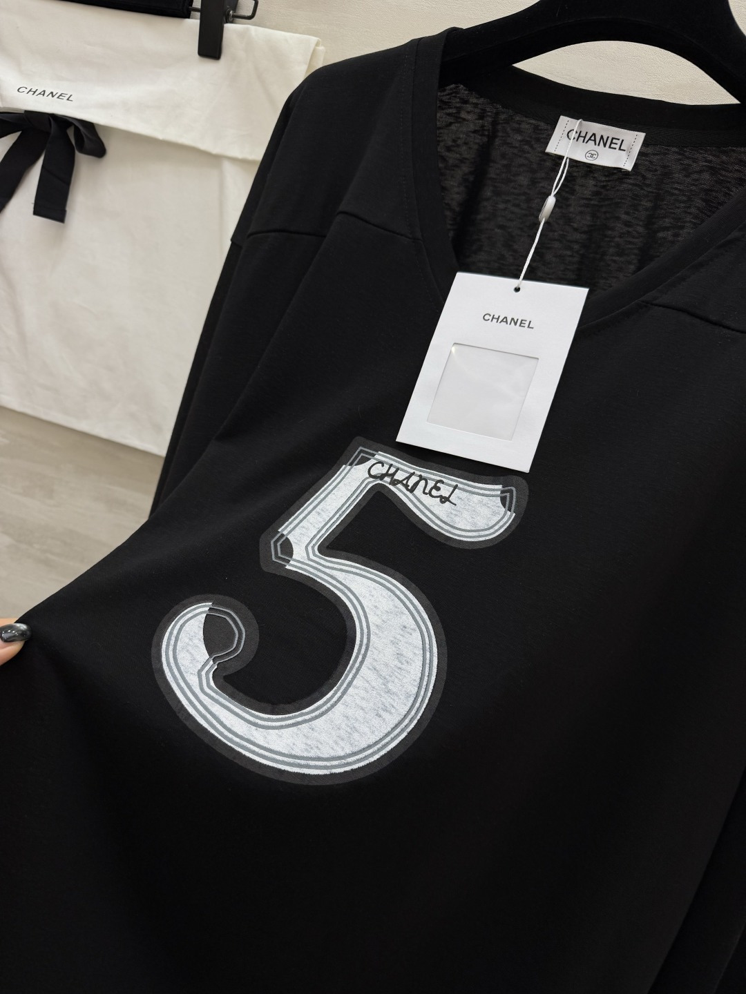 #Chane♡²⁶5号V领长袖 慵懒高级感拉满 经典双C标 标志性数字5 把品牌DNA直接拉满！V领设计