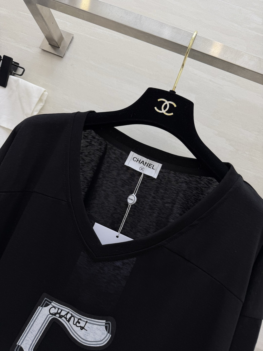 #Chane♡²⁶5号V领长袖 慵懒高级感拉满 经典双C标 标志性数字5 把品牌DNA直接拉满！V领设计