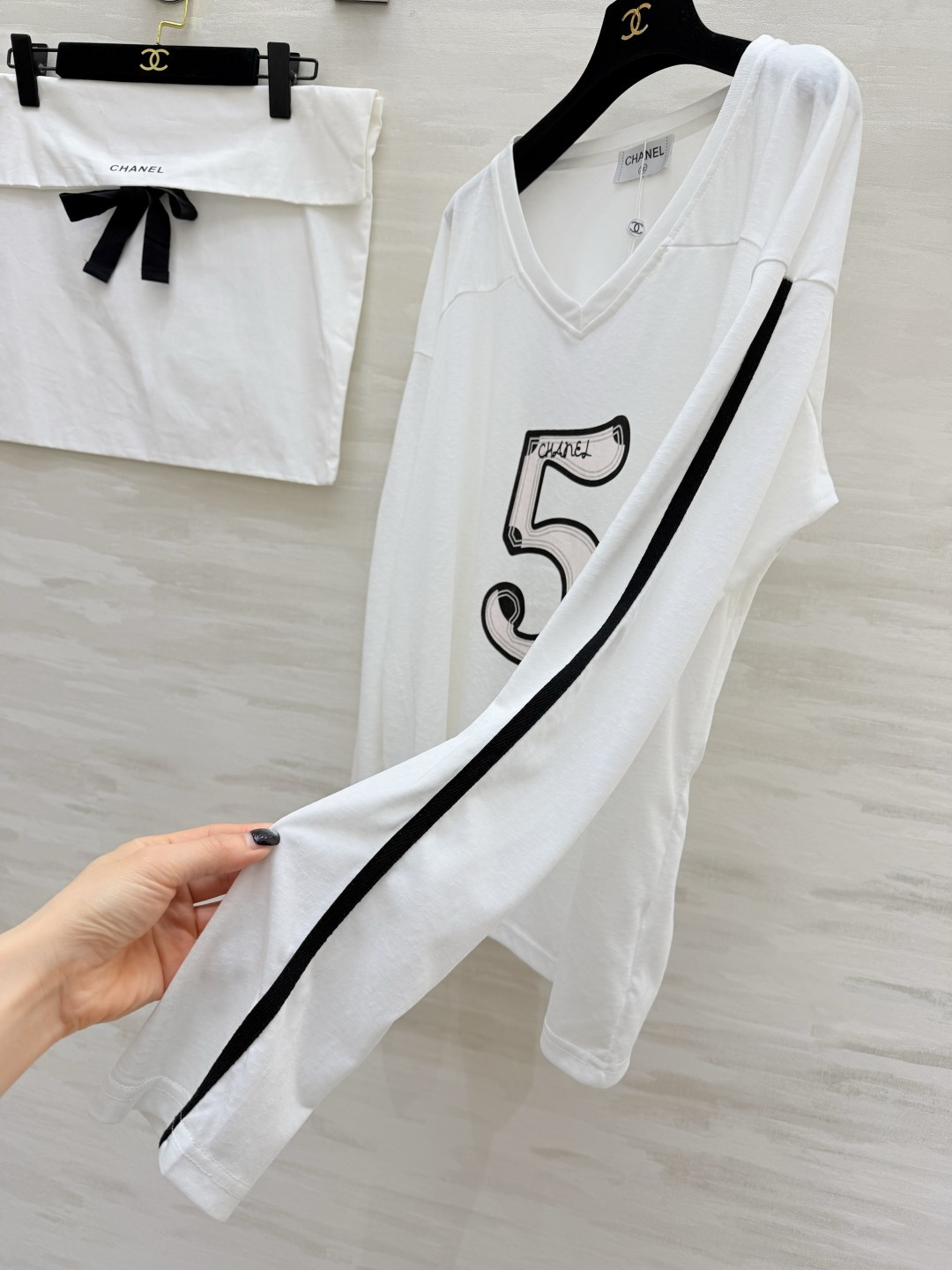 #Chane♡²⁶5号V领长袖 慵懒高级感拉满 经典双C标 标志性数字5 把品牌DNA直接拉满！V领设计