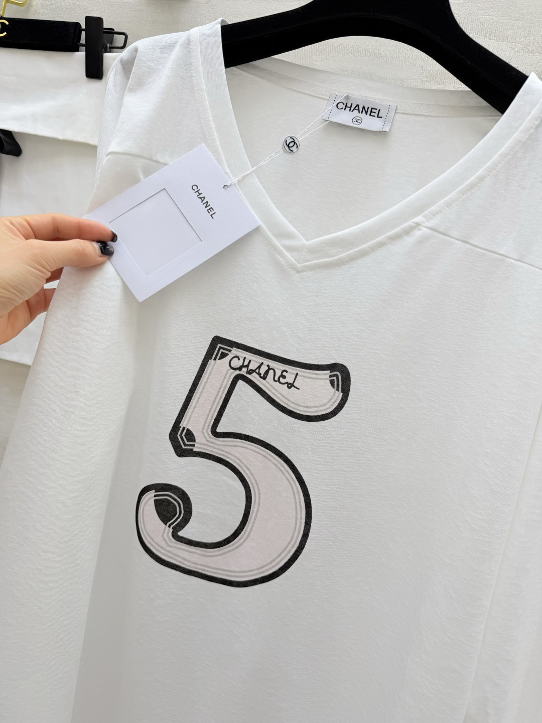 #Chane♡²⁶5号V领长袖 慵懒高级感拉满 经典双C标 标志性数字5 把品牌DNA直接拉满！V领设计