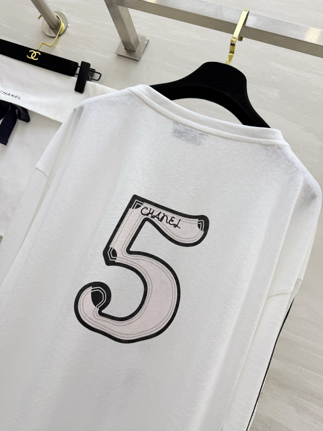 #Chane♡²⁶5号V领长袖 慵懒高级感拉满 经典双C标 标志性数字5 把品牌DNA直接拉满！V领设计