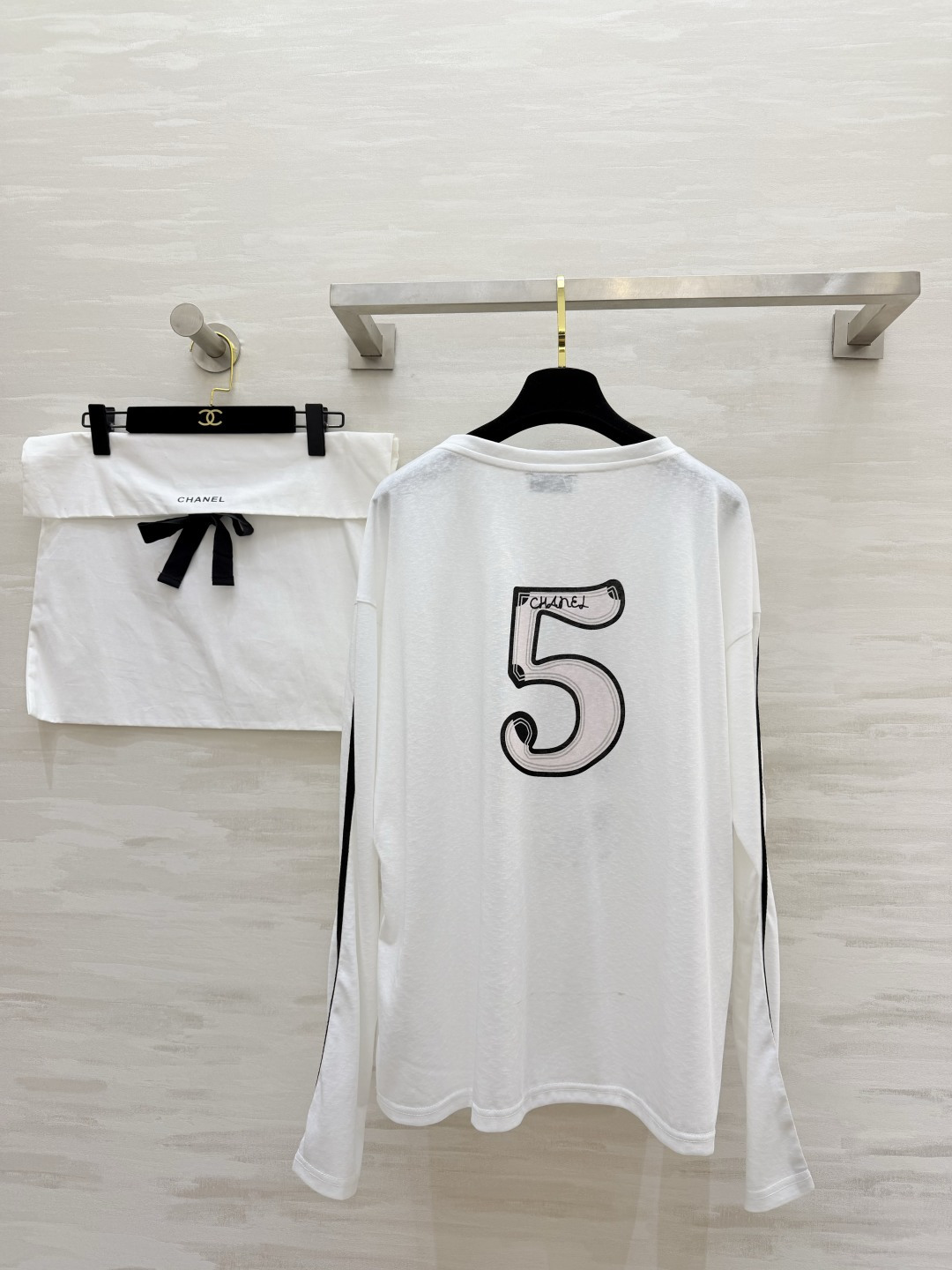 #Chane♡²⁶5号V领长袖 慵懒高级感拉满 经典双C标 标志性数字5 把品牌DNA直接拉满！V领设计