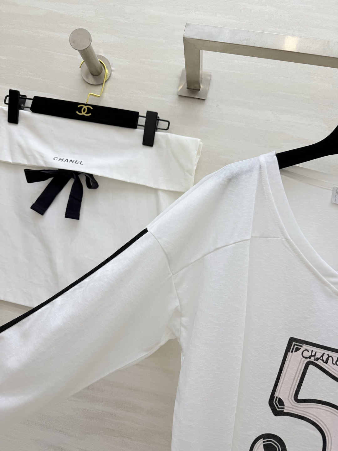 #Chane♡²⁶5号V领长袖 慵懒高级感拉满 经典双C标 标志性数字5 把品牌DNA直接拉满！V领设计