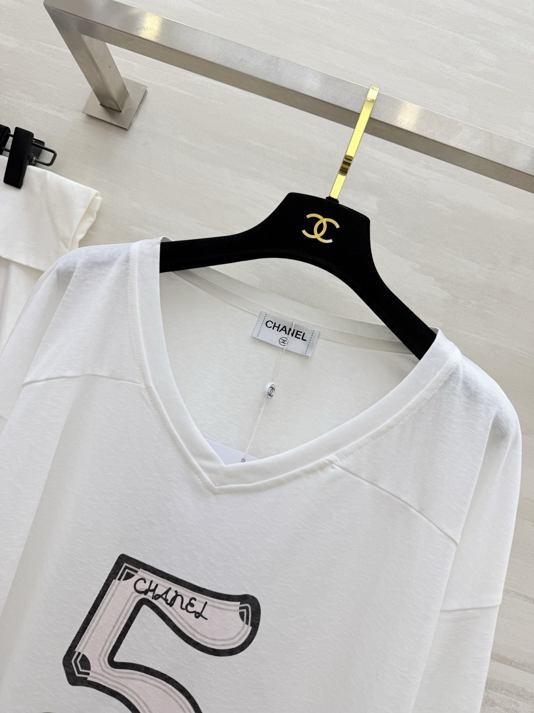 #Chane♡²⁶5号V领长袖 慵懒高级感拉满 经典双C标 标志性数字5 把品牌DNA直接拉满！V领设计