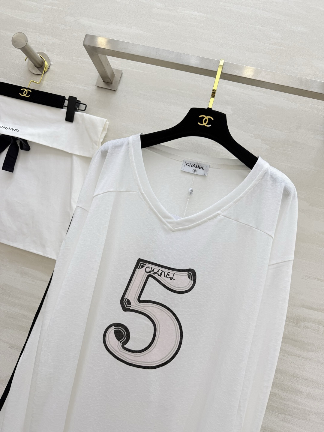 #Chane♡²⁶5号V领长袖 慵懒高级感拉满 经典双C标 标志性数字5 把品牌DNA直接拉满！V领设计