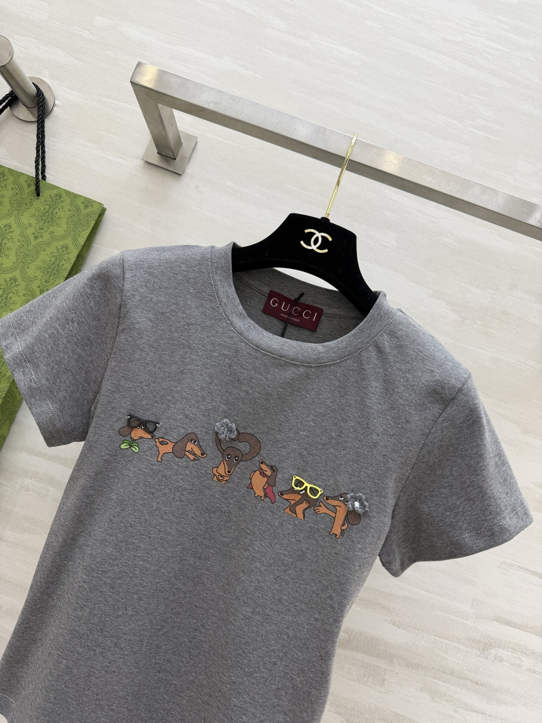 夏日的快乐，是Gucc♡²⁶小狗T给的🐾软乎乎的纯棉面料，上身超舒服一排可可爱爱的腊肠犬，瞬间戳中少女心