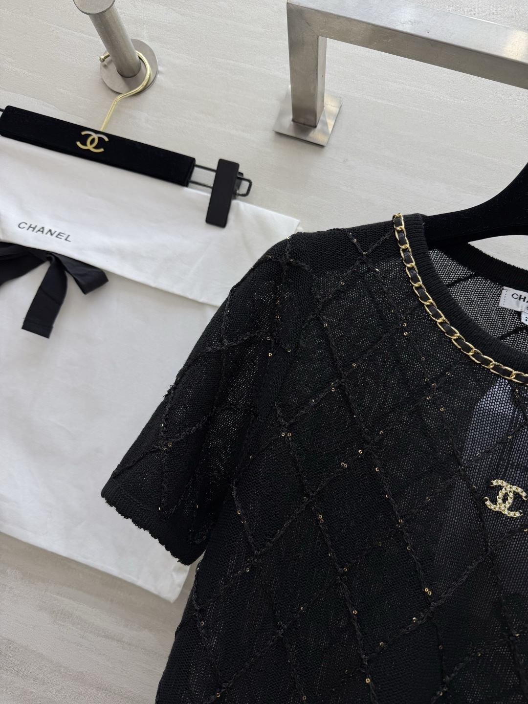 #Chane♡²⁶菱格纹短袖针织衫｜把法式优雅焊在身上经典菱格纹 链条圆领 双C金标每一处细节都在诠释高