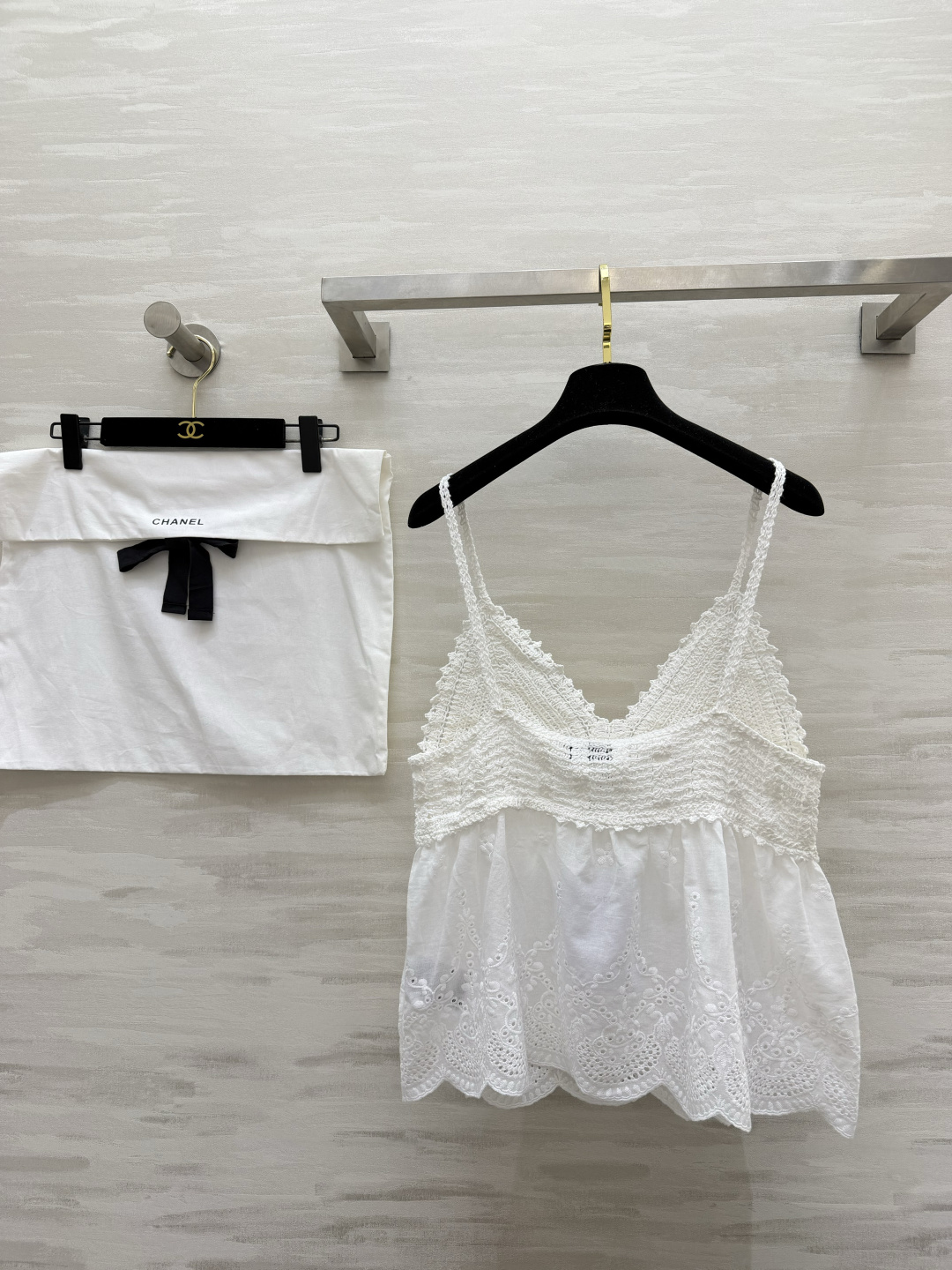 #Chane♡²⁶ss夏日纯欲天花板 镂空针织拼接吊带奶白底色自带柔焦滤镜 清纯又减龄！精致镂空针织 流