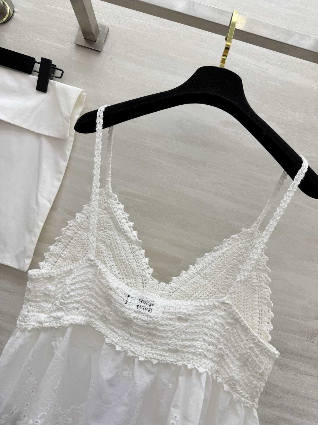 #Chane♡²⁶ss夏日纯欲天花板 镂空针织拼接吊带奶白底色自带柔焦滤镜 清纯又减龄！精致镂空针织 流