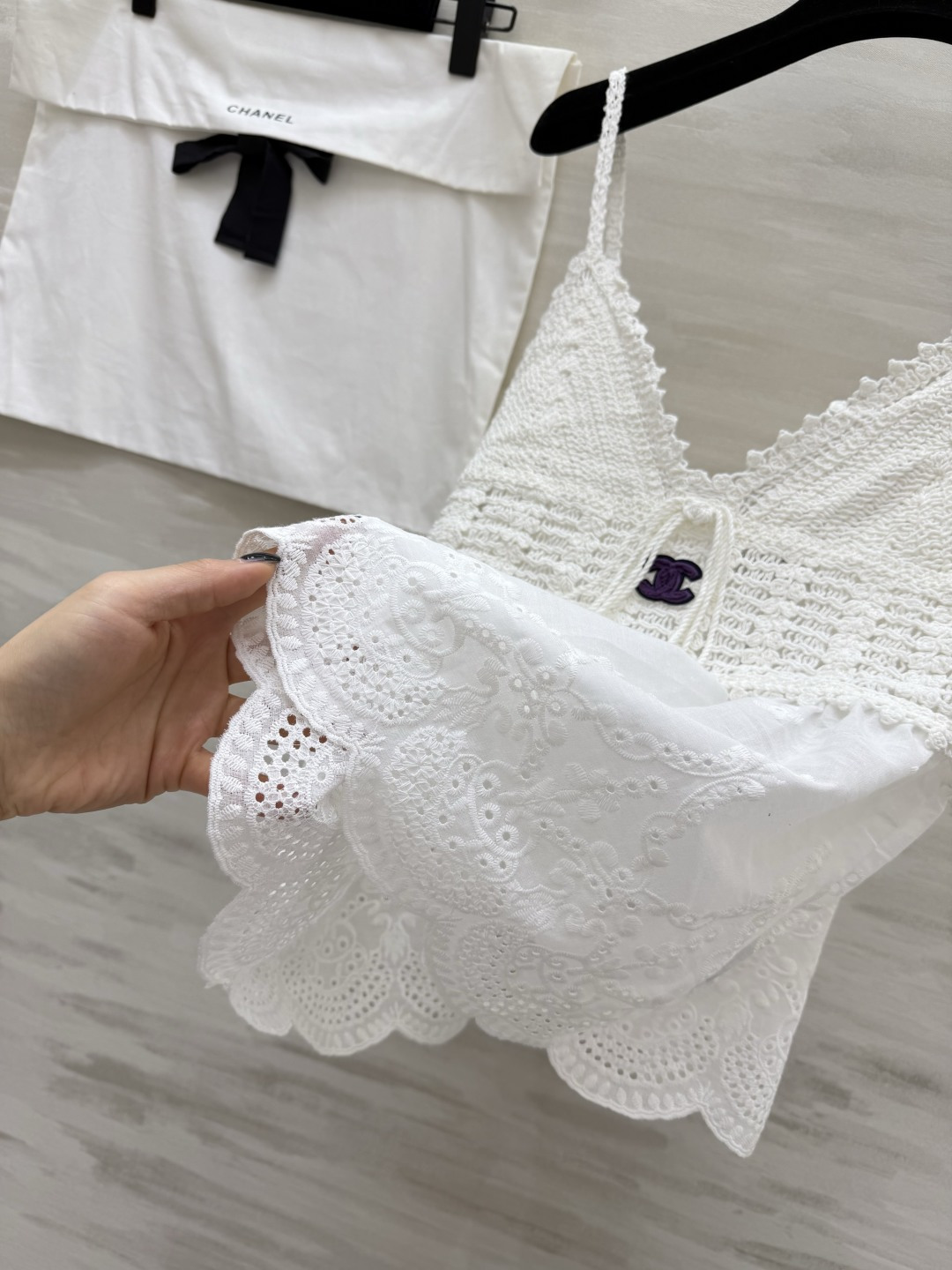 #Chane♡²⁶ss夏日纯欲天花板 镂空针织拼接吊带奶白底色自带柔焦滤镜 清纯又减龄！精致镂空针织 流