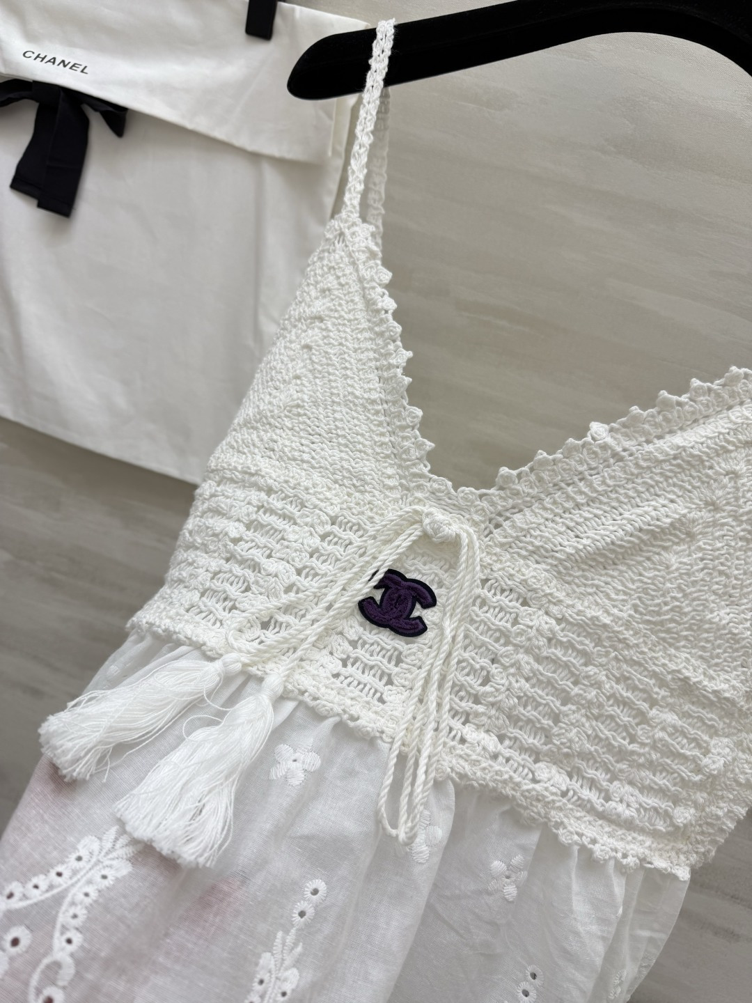 #Chane♡²⁶ss夏日纯欲天花板 镂空针织拼接吊带奶白底色自带柔焦滤镜 清纯又减龄！精致镂空针织 流