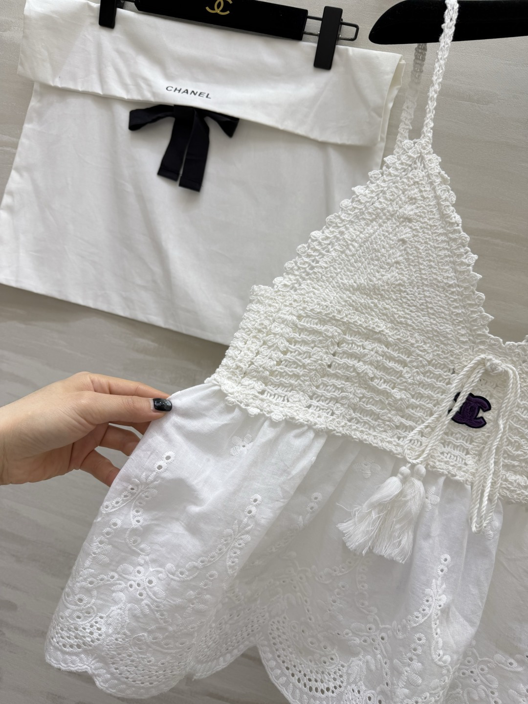 #Chane♡²⁶ss夏日纯欲天花板 镂空针织拼接吊带奶白底色自带柔焦滤镜 清纯又减龄！精致镂空针织 流