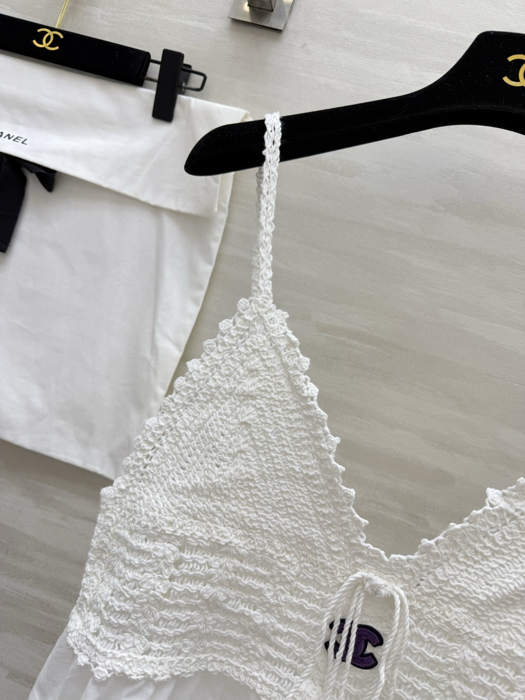 #Chane♡²⁶ss夏日纯欲天花板 镂空针织拼接吊带奶白底色自带柔焦滤镜 清纯又减龄！精致镂空针织 流