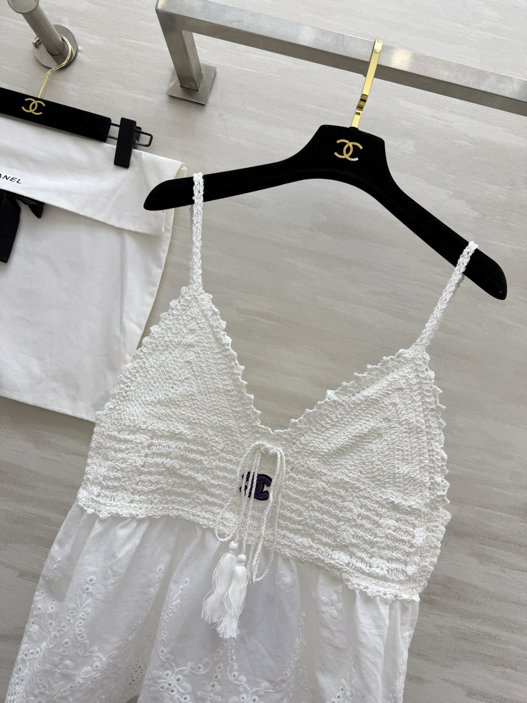 #Chane♡²⁶ss夏日纯欲天花板 镂空针织拼接吊带奶白底色自带柔焦滤镜 清纯又减龄！精致镂空针织 流