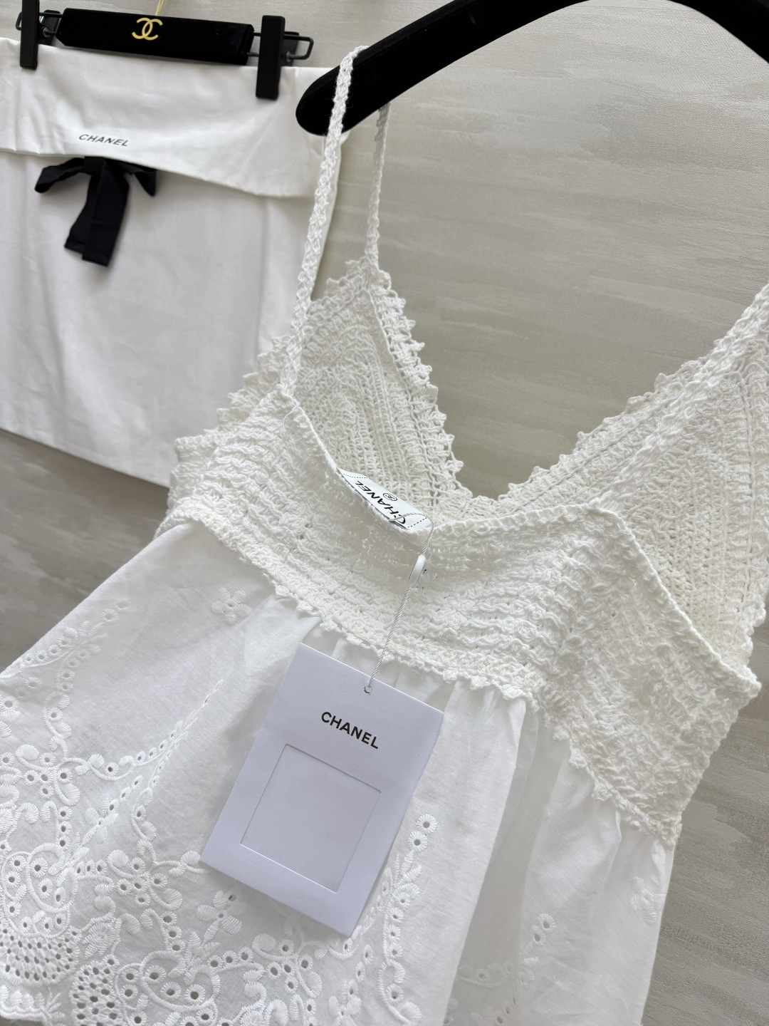 #Chane♡²⁶ss夏日纯欲天花板 镂空针织拼接吊带奶白底色自带柔焦滤镜 清纯又减龄！精致镂空针织 流