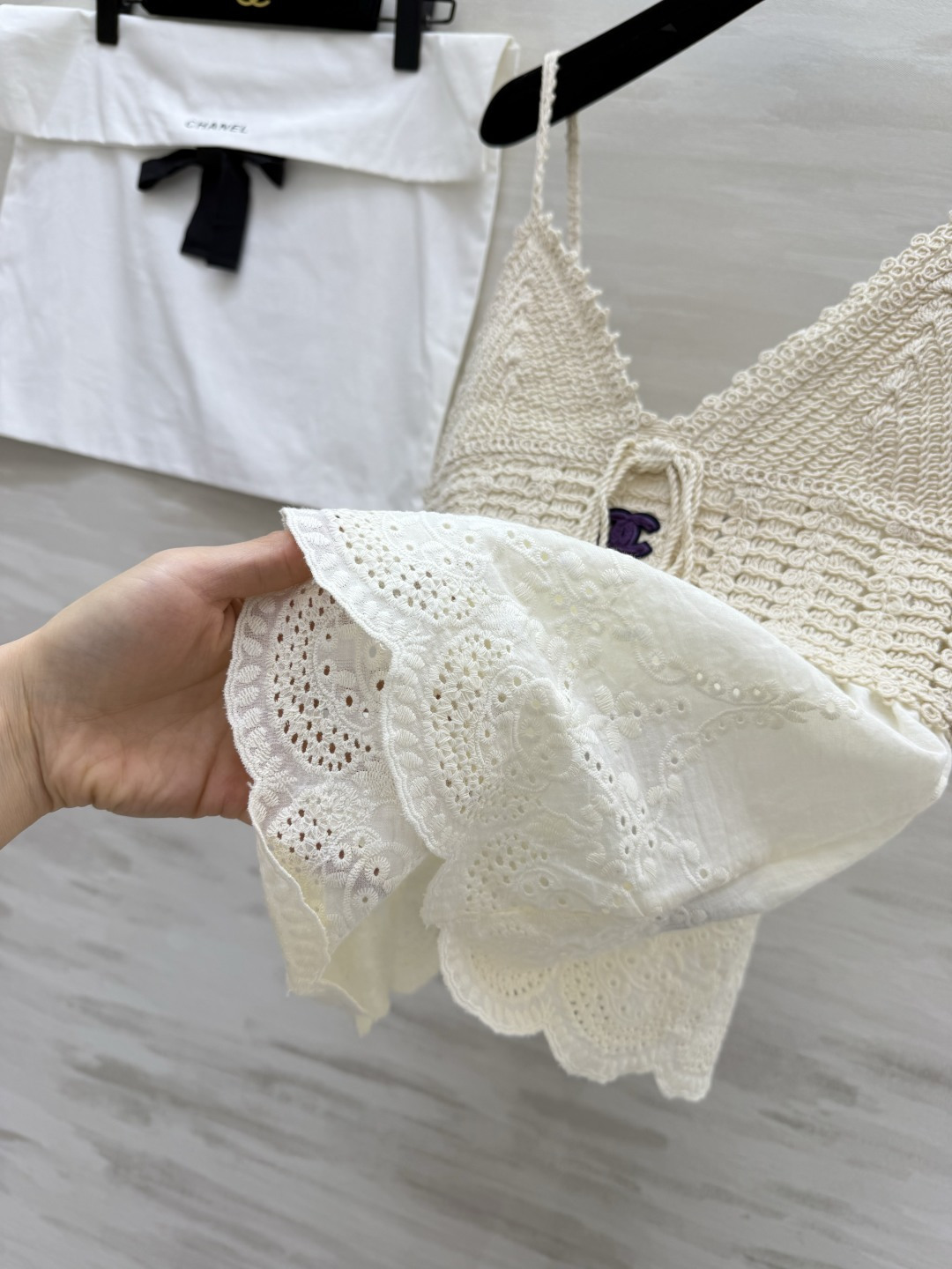 #Chane♡²⁶ss夏日纯欲天花板 镂空针织拼接吊带奶白底色自带柔焦滤镜 清纯又减龄！精致镂空针织 流