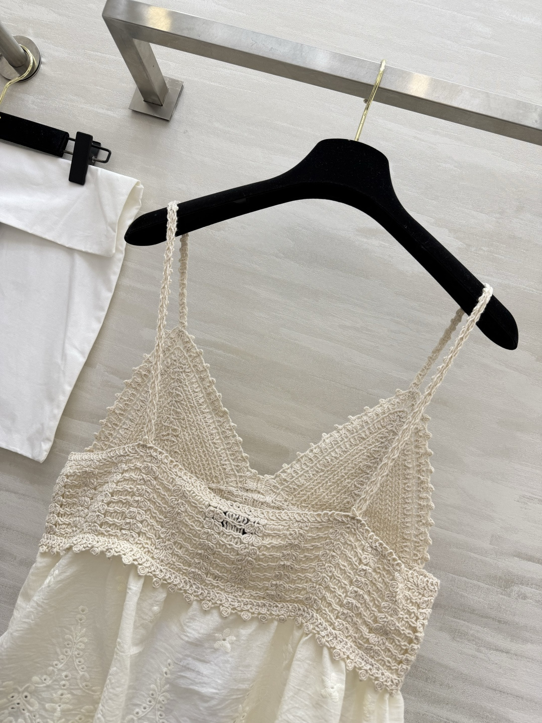 #Chane♡²⁶ss夏日纯欲天花板 镂空针织拼接吊带奶白底色自带柔焦滤镜 清纯又减龄！精致镂空针织 流