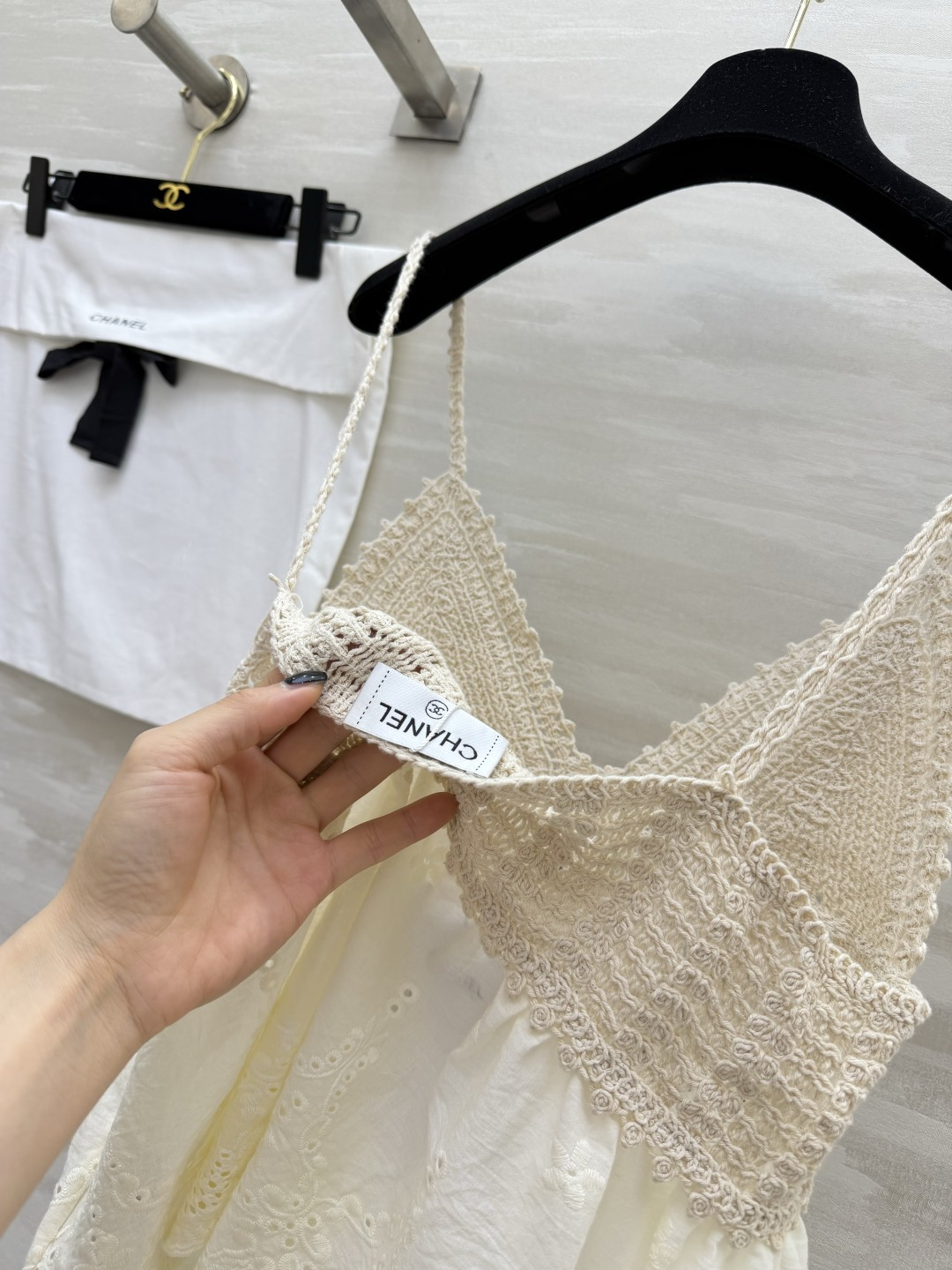 #Chane♡²⁶ss夏日纯欲天花板 镂空针织拼接吊带奶白底色自带柔焦滤镜 清纯又减龄！精致镂空针织 流