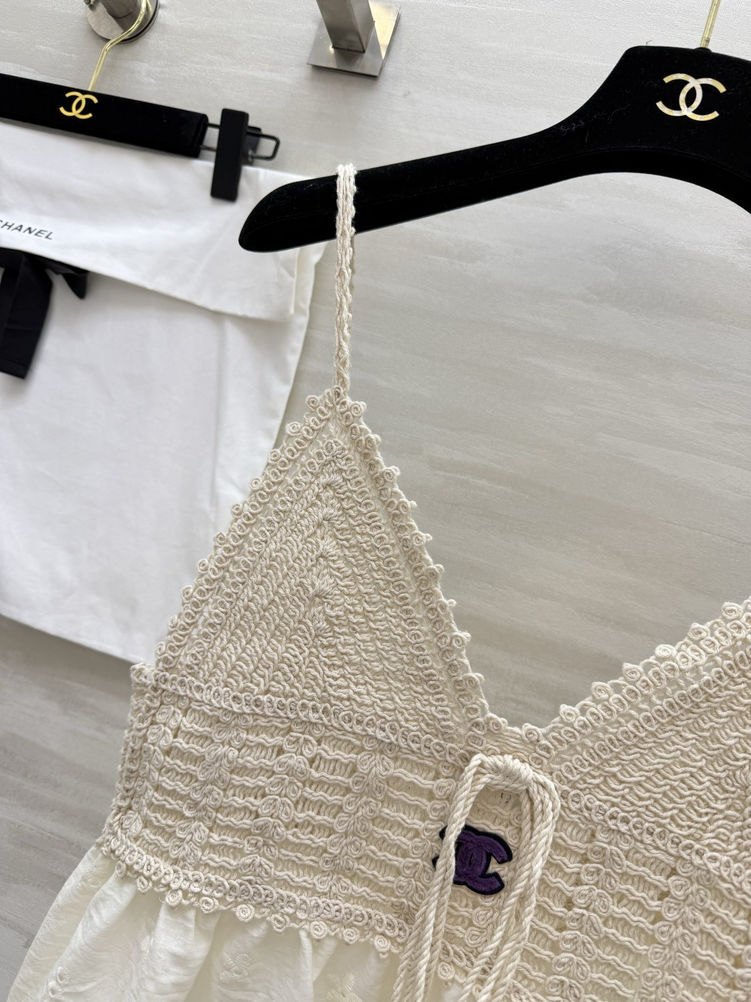 #Chane♡²⁶ss夏日纯欲天花板 镂空针织拼接吊带奶白底色自带柔焦滤镜 清纯又减龄！精致镂空针织 流