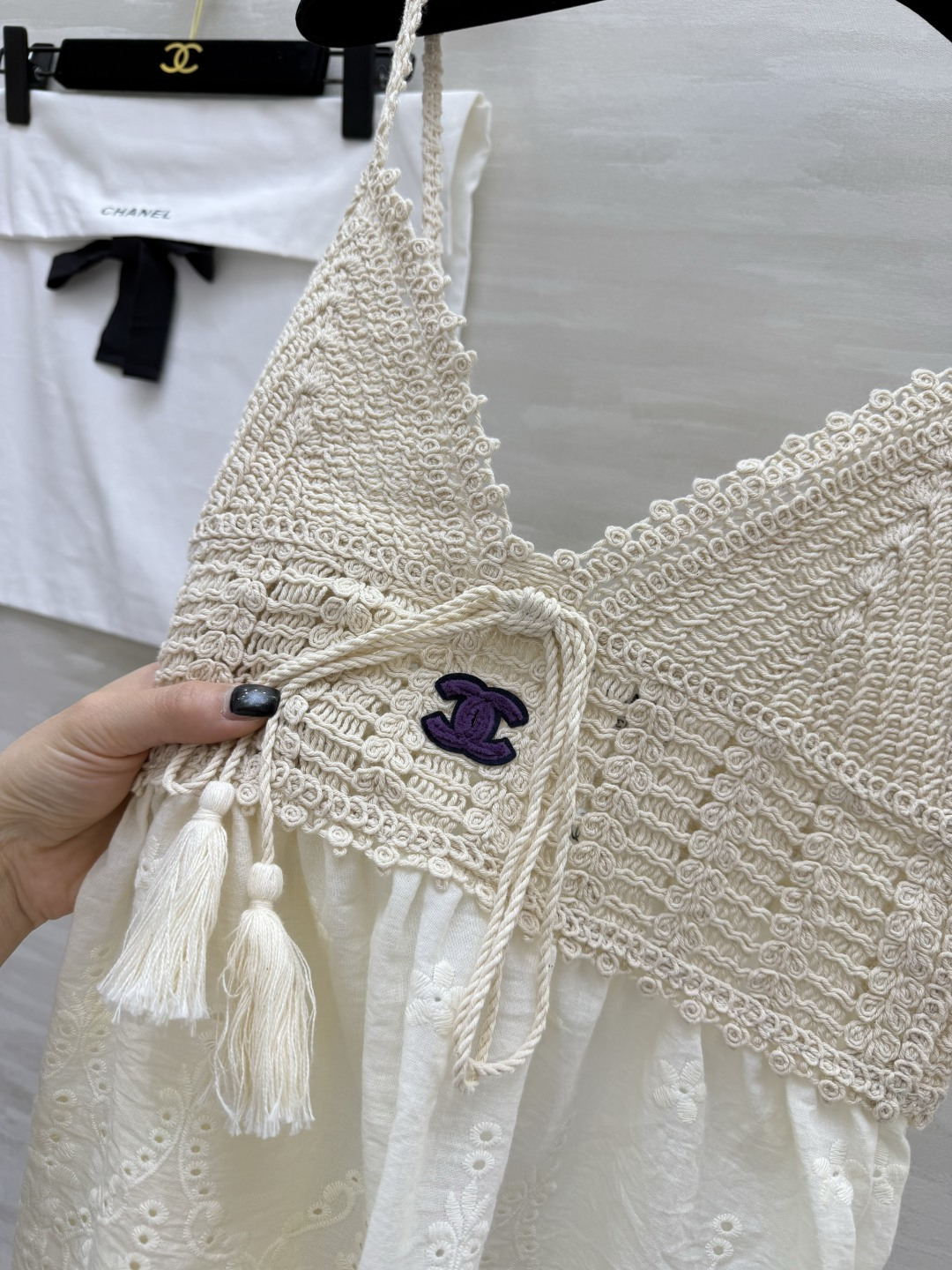 #Chane♡²⁶ss夏日纯欲天花板 镂空针织拼接吊带奶白底色自带柔焦滤镜 清纯又减龄！精致镂空针织 流