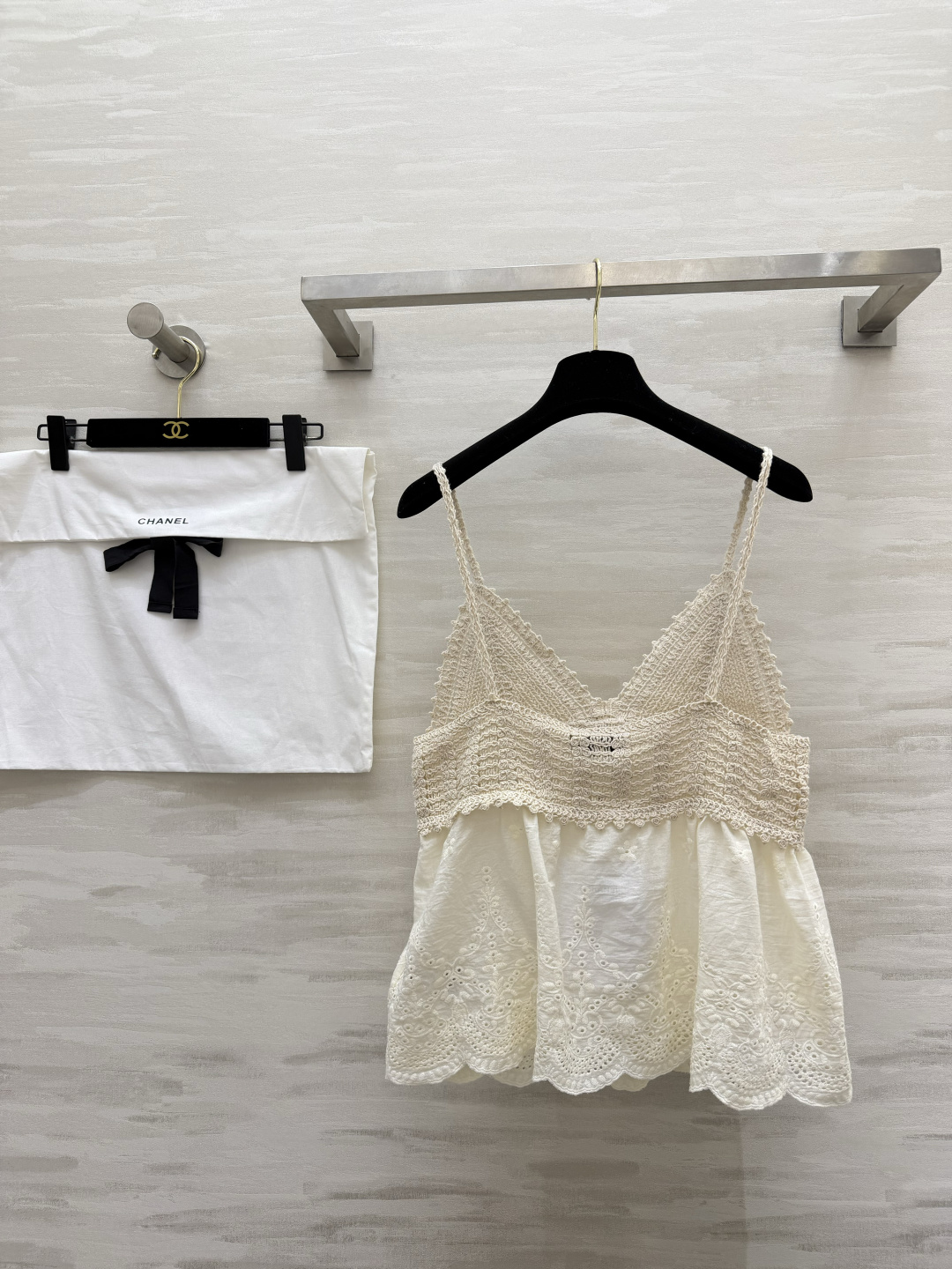 #Chane♡²⁶ss夏日纯欲天花板 镂空针织拼接吊带奶白底色自带柔焦滤镜 清纯又减龄！精致镂空针织 流