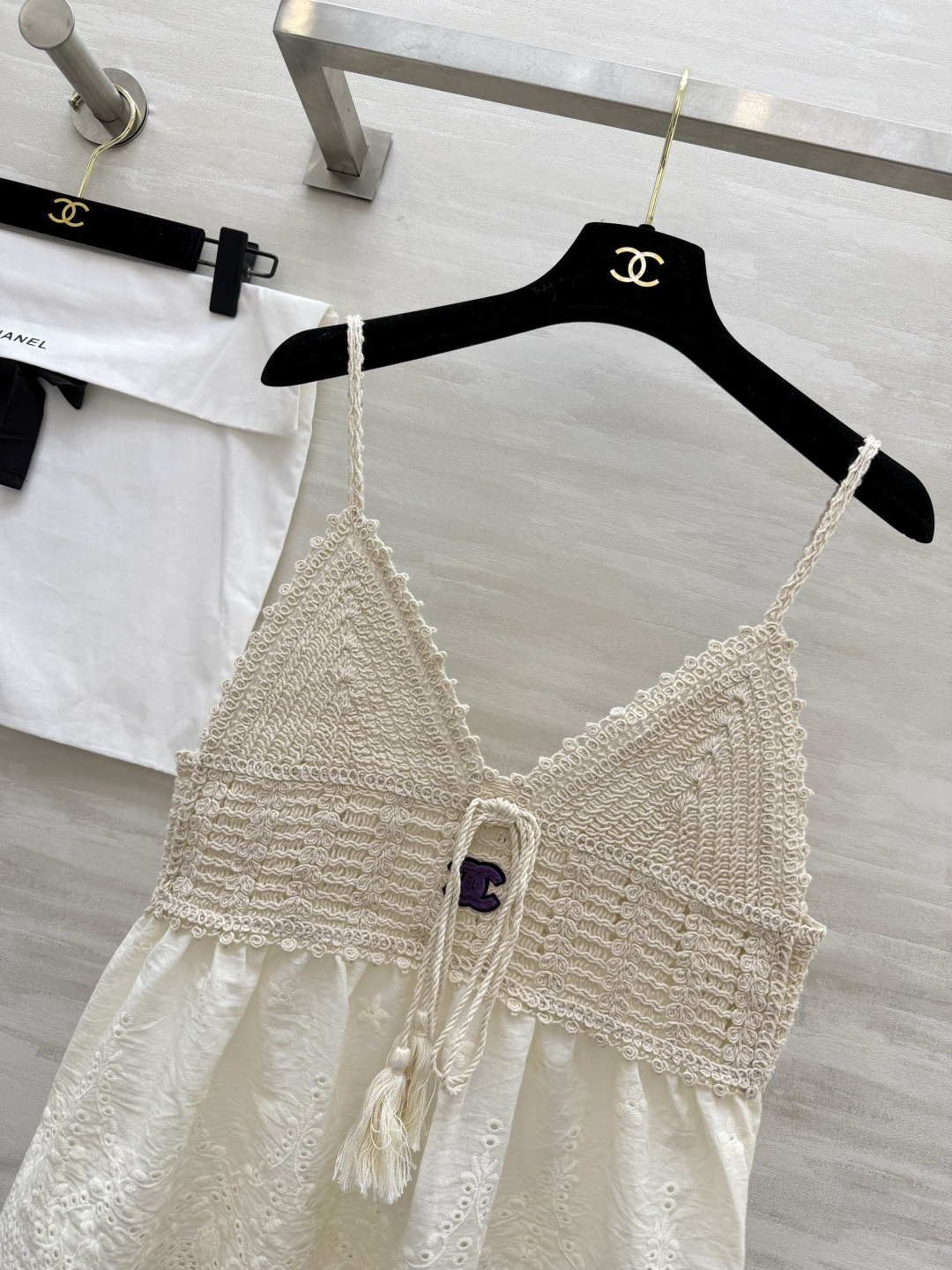 #Chane♡²⁶ss夏日纯欲天花板 镂空针织拼接吊带奶白底色自带柔焦滤镜 清纯又减龄！精致镂空针织 流