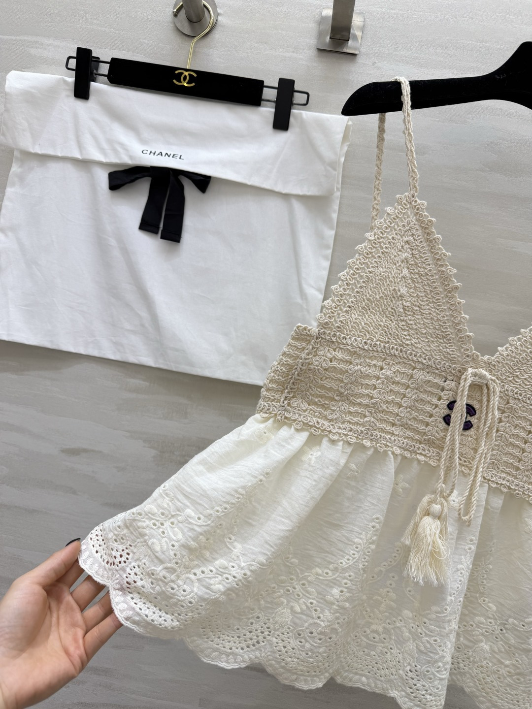 #Chane♡²⁶ss夏日纯欲天花板 镂空针织拼接吊带奶白底色自带柔焦滤镜 清纯又减龄！精致镂空针织 流